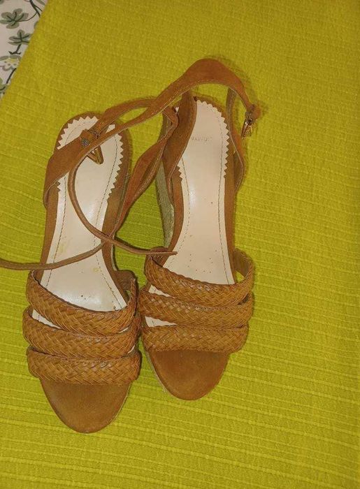 Sandálias de cunha camel da Parfois