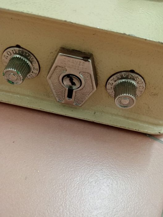 Cofre antigo com chaves e código