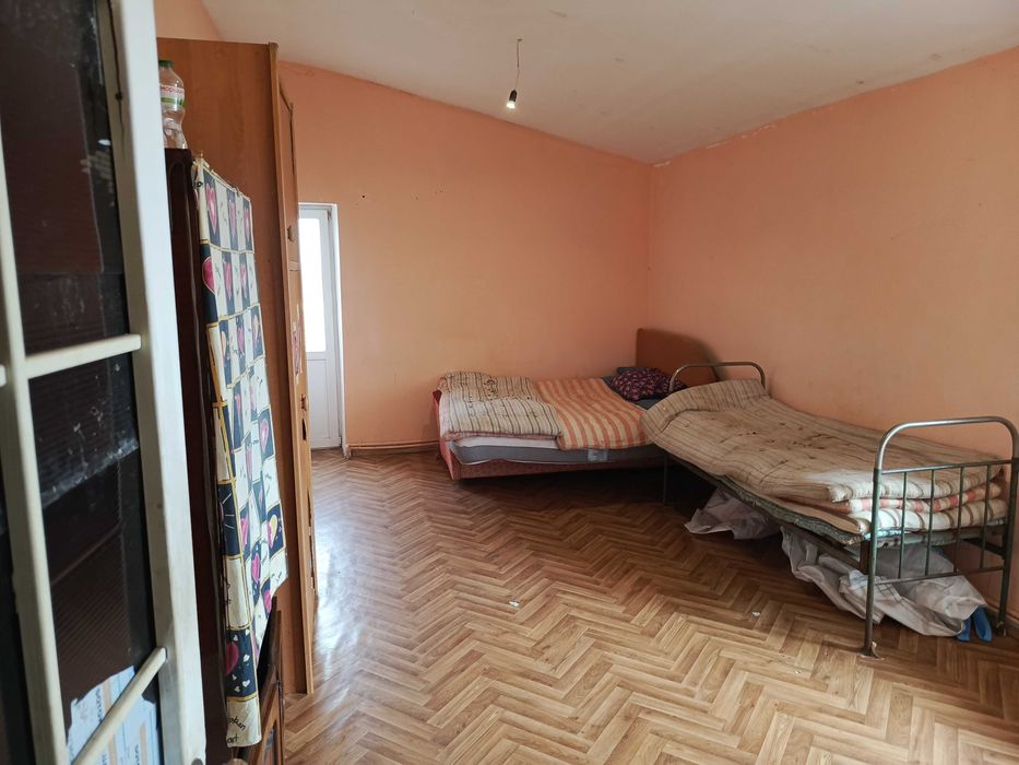 Продаю 5 комнатную квартиру в центре пгт Таирово.