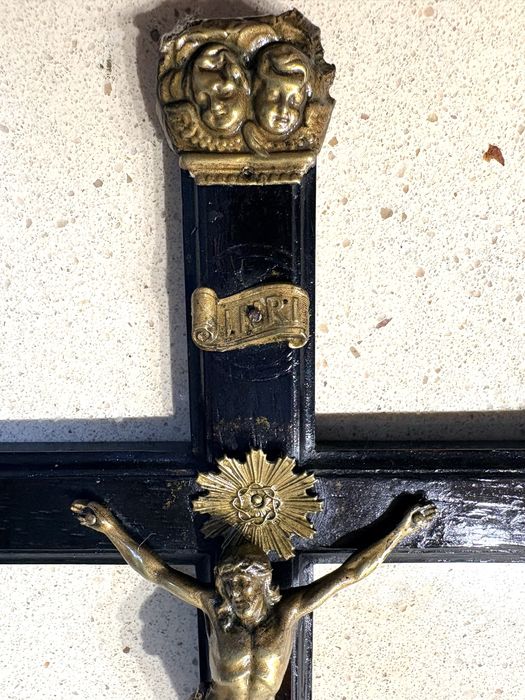 Antigo crucifixo em Pau Santo com Cristo e adornos Memento Mori e Cherubins em latão - Sec. XIX