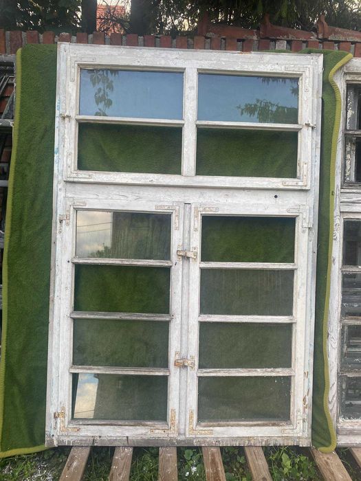 Stare drewniane okna ze szprosami