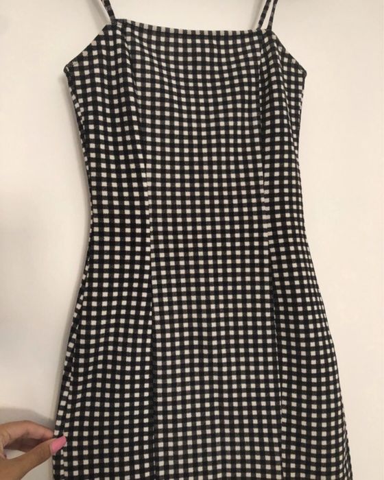 Vestido midi aos quadrados