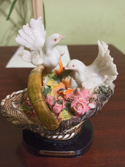 Набір маленьких статуеток та предметів інтер'єру