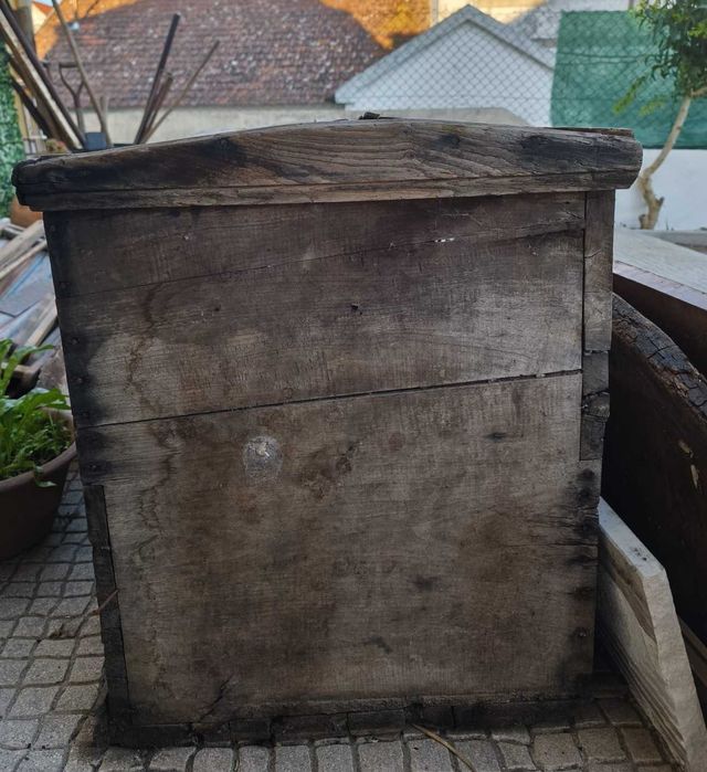 Grande Arca Muito Antiga em Madeira de Castanho