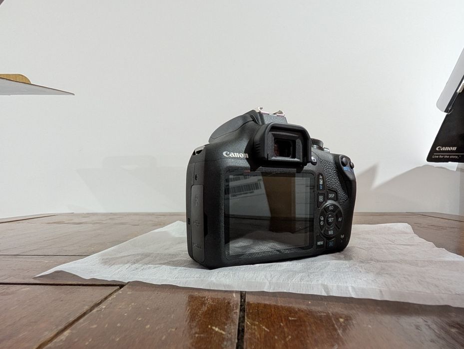 Canon EOS 2000D + 18-55mm e 75-300mm + Bolsa - Nova c/garantia