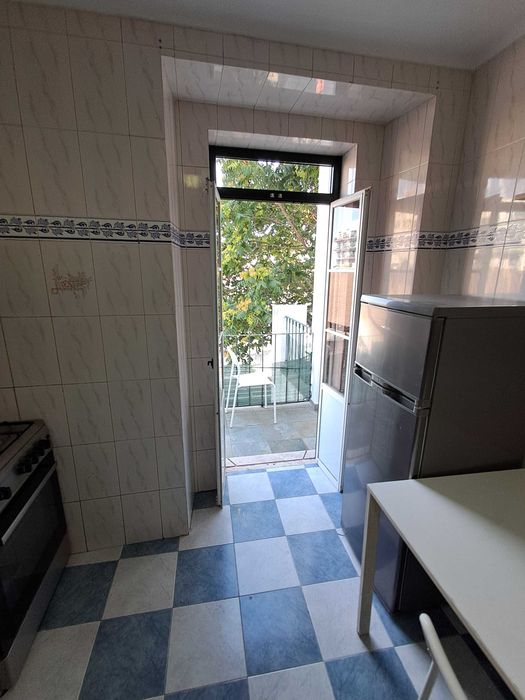Quartos CASAL num T3 na GRAÇA. Lisboa. Entrada imediata.