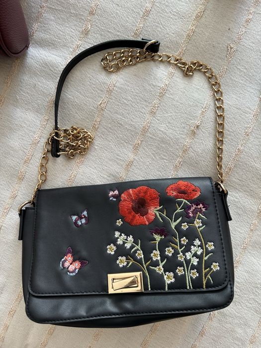 Vendo Mala preta com bordado em bom estado