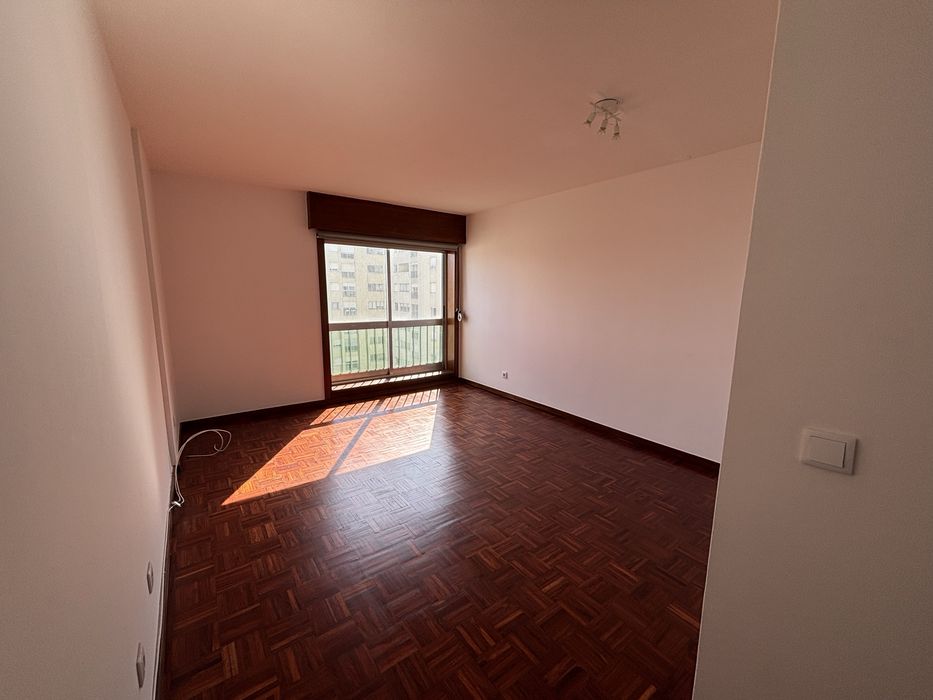 T2 Prelada com excelente localizaçao, estacionamento e ensolarado. Zona residencial calma, com jardins e parque infantil. Excelentes acessos.