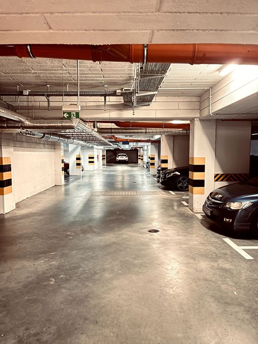 Do wynajęcia miejsce postojowe w hali garażowej  ul. Piękna 25F, 25 G