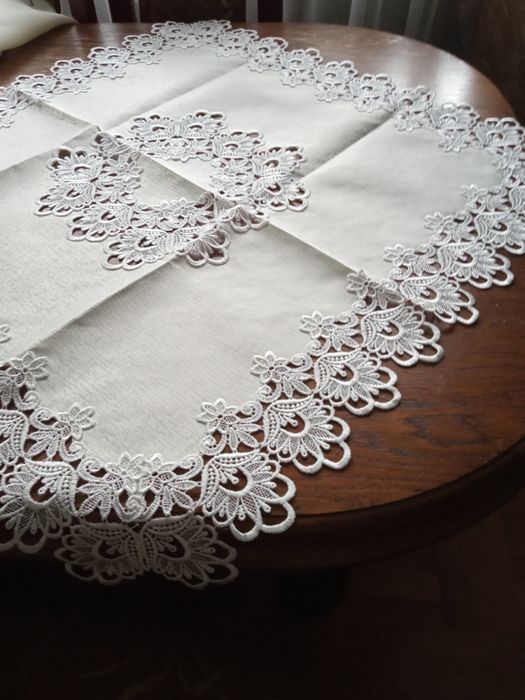 Obrusik kwadratowy z doszywaną gipiurą 85/85 cm