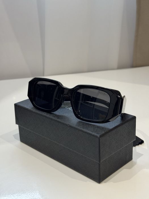 Окуляри Prada в широкій оправі чорні сонцезахисні Прада очки