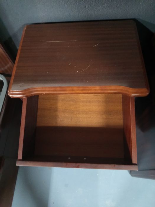 Cama mais 2 mesas de cabeceira em mogno