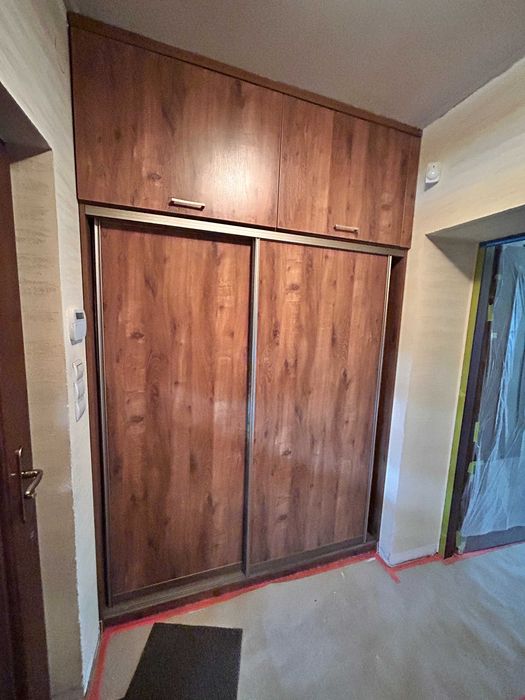 Szafa z drzwiami przesuwnymi i  lustrem do zabudowy