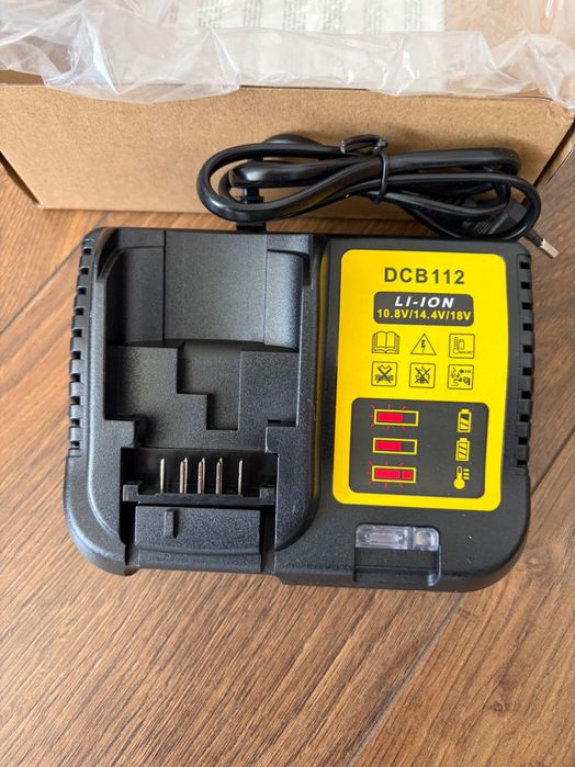 Зарядний пристрій для акумуляторів Dewalt / Makita прожектор