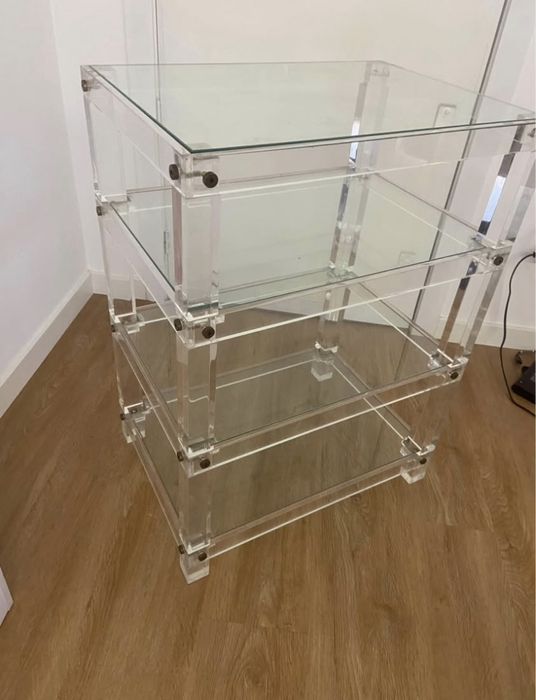 Movém de vidro com prateleiras