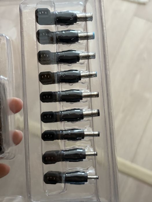 2HIX Smart Universal Adapter / Adaptador universal computador Portátil