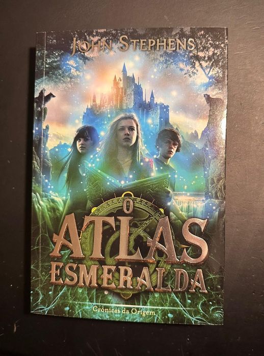 3 livros: O Atlas Esmeralda, As Gémeas e A Rapariga Rebelde ajuda uma