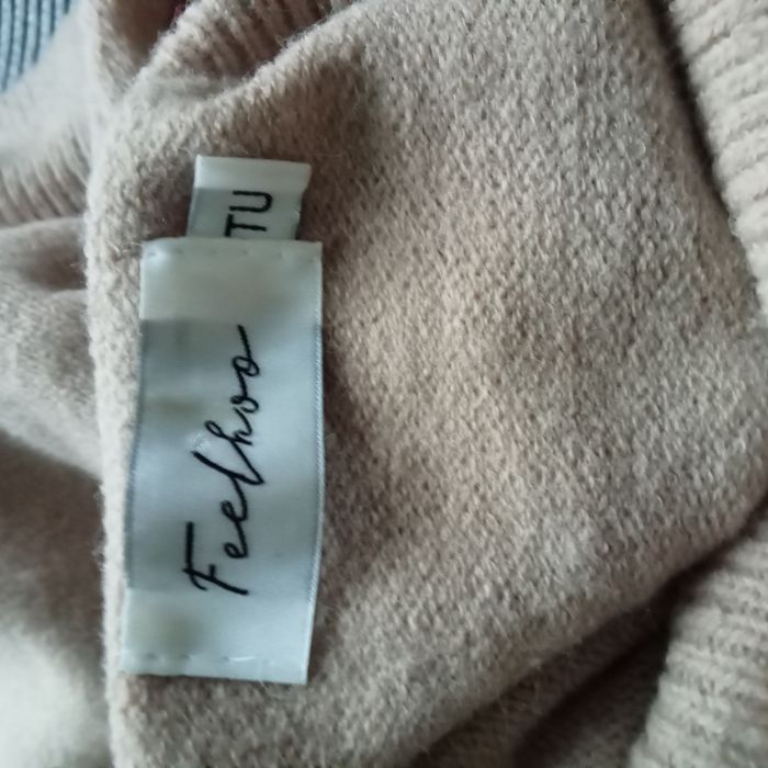 Sweter damski z golfem i wisniami Feelhoo  L/XL