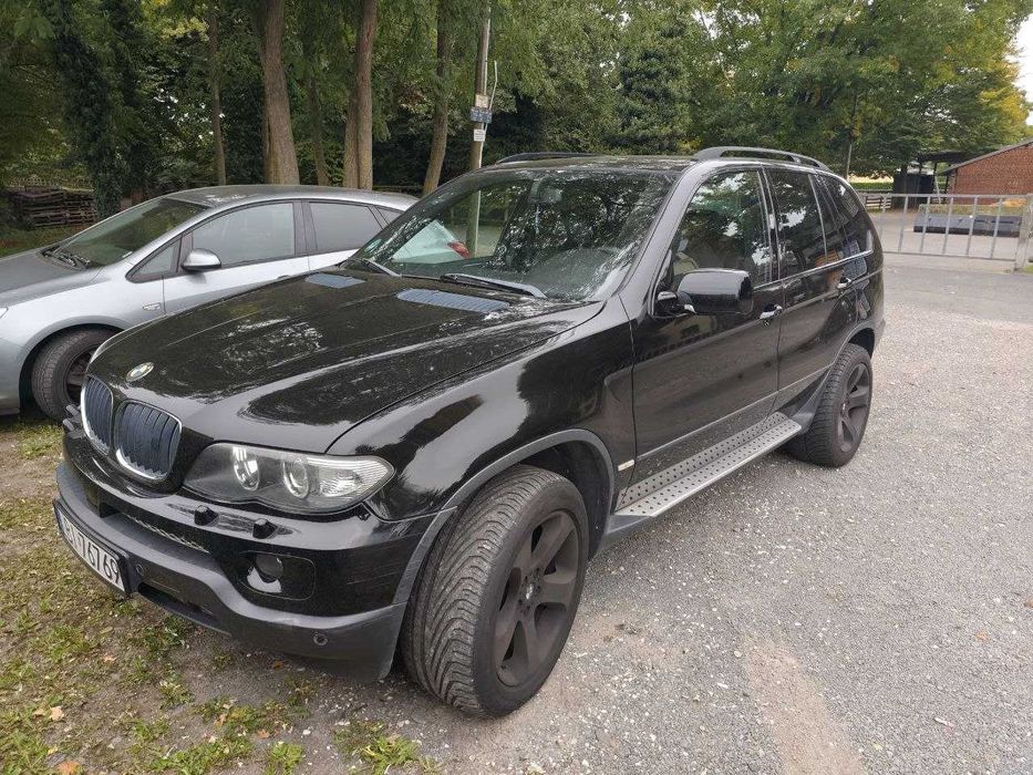 Продам BMW X5 E53, 2004 рік (рестайлінг) — легендарний, надійний та комфортний кросовер.
3.0 дизель + автомат + повний привід. Авто на польській реєстрації, знаходиться в Кельні.

Стан авто:
Пробіг 270 тис. км (ОРИГІНАЛ)
Вся техніка працює бездоганно.
Двигун без зауважень, повністю обслужений, нові ремні,роліки,масло,фільтра. Коробка 5 тисяч км після капітального ремонту. Ходова частина вся нова, навіть задній підрамник. Аккамулятор новий.
Сів і поїхав хоч зараз.

Комплектація:
Повний електропакет
Клімат-контроль
Круїз-контроль
Шкіряний салон
Комфортний та місткий салон
Встановлено сенсорну магнітолу.

Чому варто купити саме це авто:
Це той X5, який вже перевірений часом, без «сюрпризів» і прихованих проблем.
Дизель економний, тягне впевнено, автомат працює м’яко.
Авто доглянуте, збережене, готове служити новому власнику. В авто вкладено багато грошей і часу, все робилось для себе. Готовий до перевірки на Сто. Пробіг оригінальний. Є один момент по кузову на задній аркі. На всі питання відповім по телефону і також детально розкажу про автомобіль. Можу зробити додаткові фото.
Ціна: 6500 €
Дзвоніть — таких живих X5 залишилось мало.