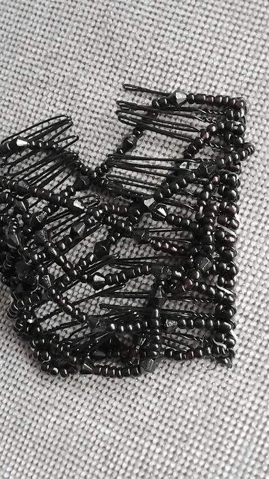 Elastyczny klips do włosów.