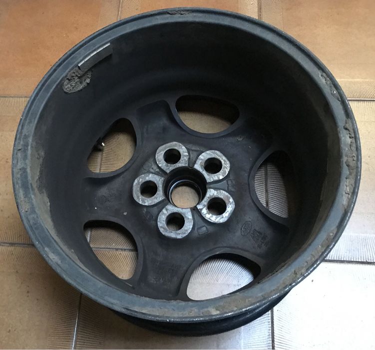 Jantes originais Range Rover P38 de 16” pintadas de preto mate.