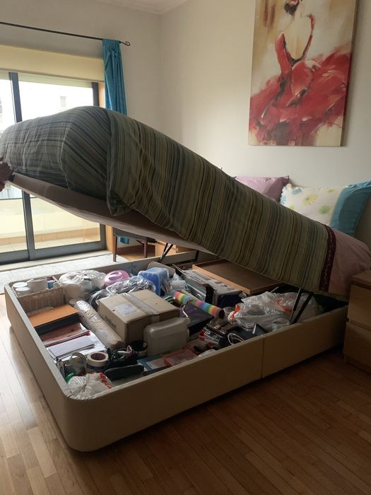 Quarto de casal ,  oferta  de candeeiro e cadeira em pele