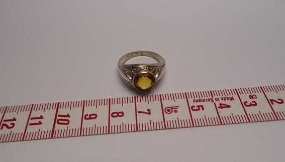 Przedwojenny srebrny pierścionek żółty kamień ornament R.15