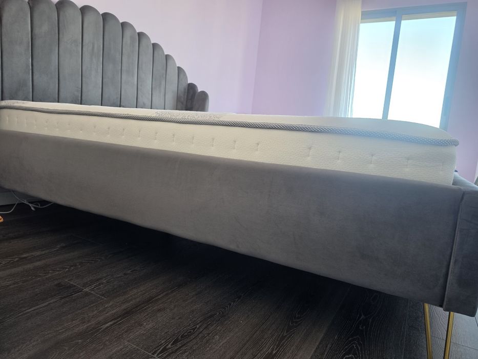 Cama em Veludo cor cinza 160x200