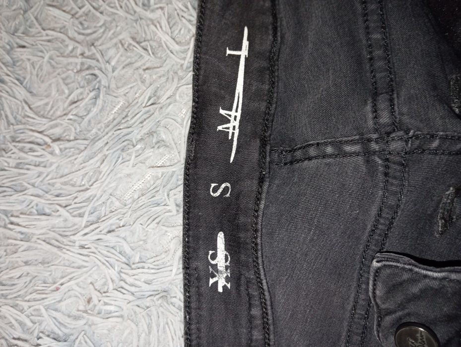 Двоє порваних джинсів, безкоштовно