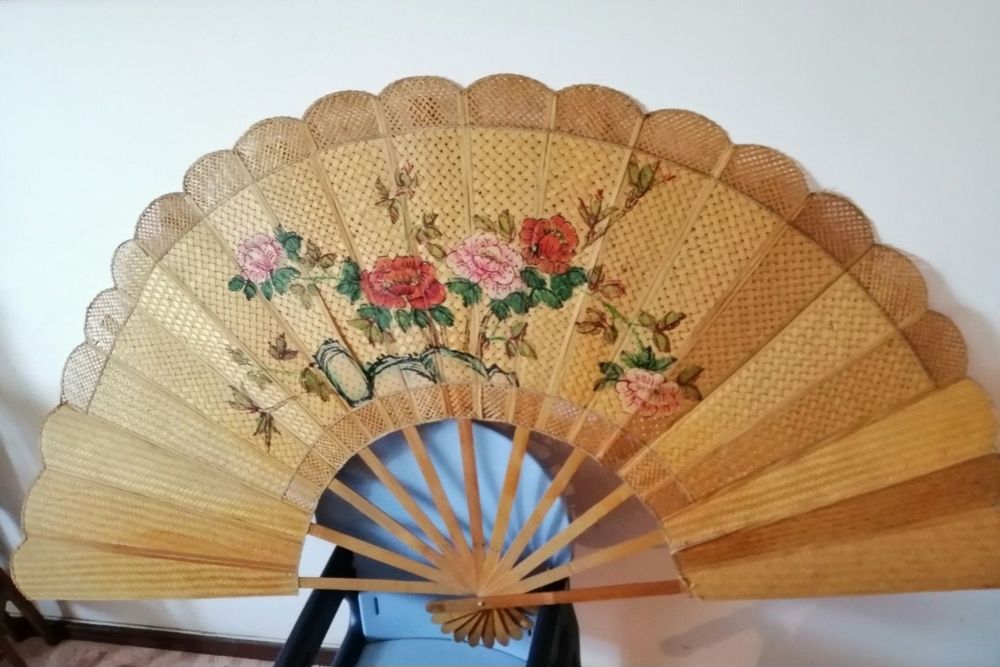 Leque decoração pintado à mão. Antigo