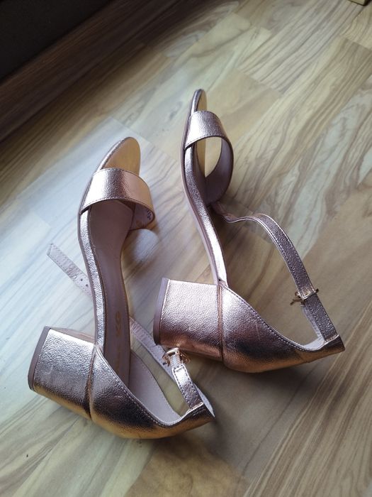 Sprzedam buty na paskach