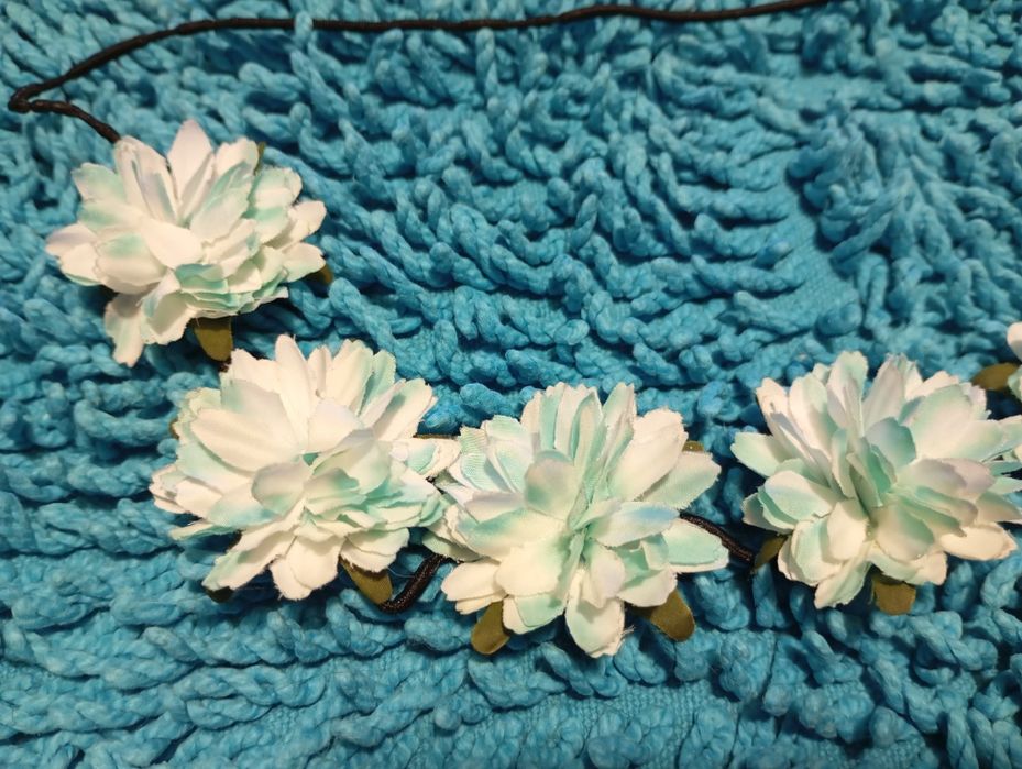 Colar de flores em tons de azul