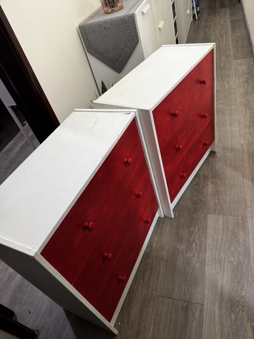 2 armarios com gavetas em branco e vermelho
