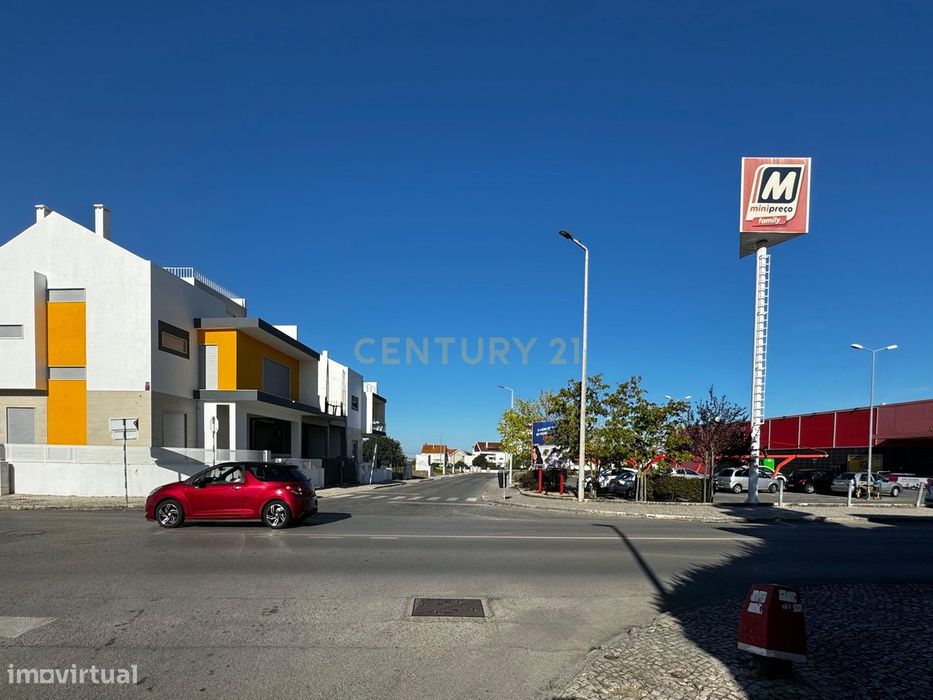 Terreno Urbano de 175 m² com Projeto de Moradias Aprovado em Santo Ant — Santo António da Charneca, Setúbal