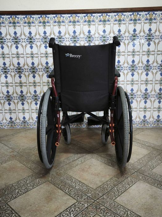 Cadeira de Rodas Dobrável e Leve (Assento 45x45) – Cor Bordeaux