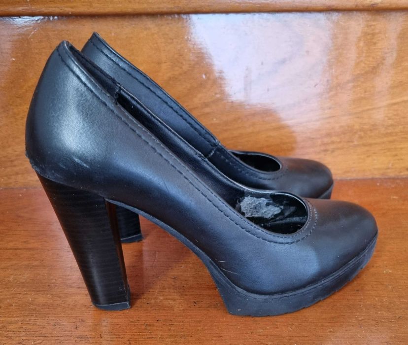 Sapatos pretos compensados Deichmann