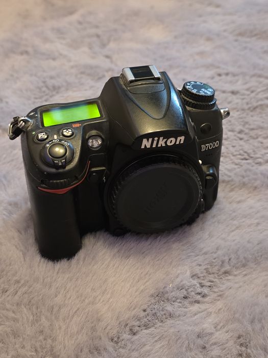 Комплект Nikon D7000 + об'єктиви + спалах і синхронізатор Godox в сумці.