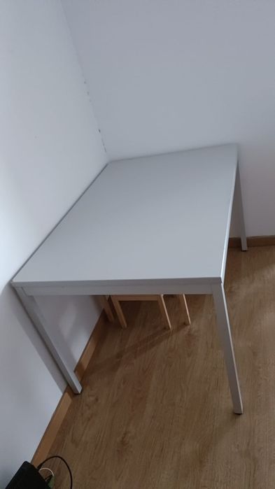 Mesa branca pés de ferro