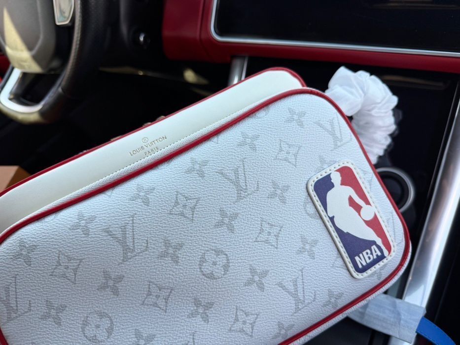 Louis vuitton x nba kriswu сумка белая мужская через плечо