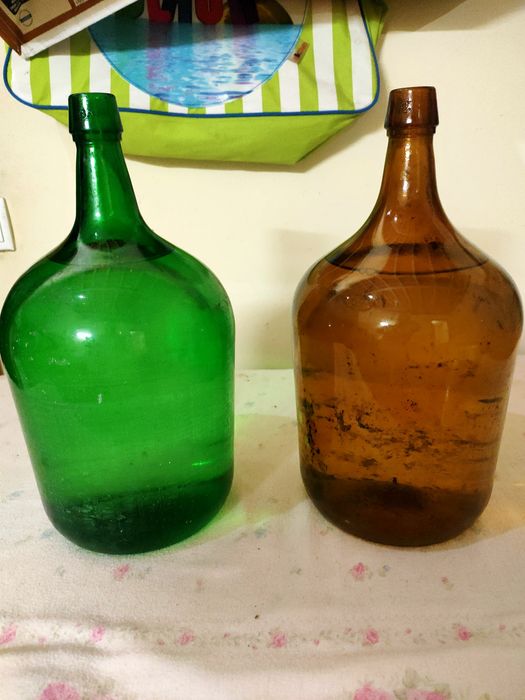 Garrafões de varias cores em vidro
