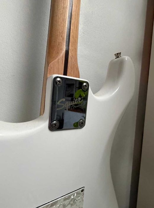 Squier FSR Affinity Series Stratocaster White Pearloid