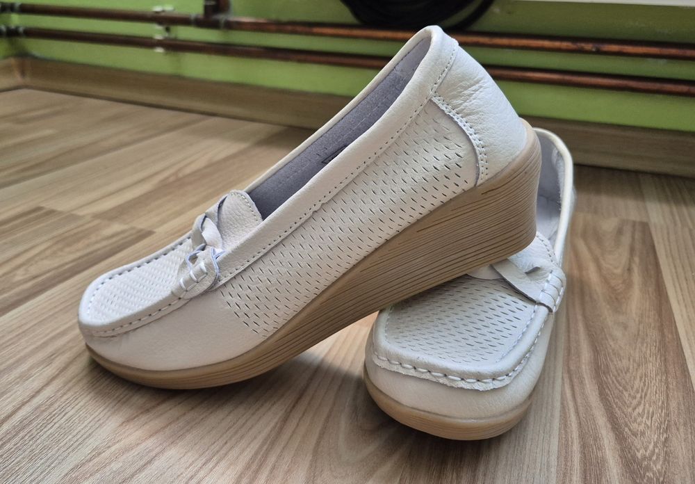 Skórzane nowe czółenka na koturnie