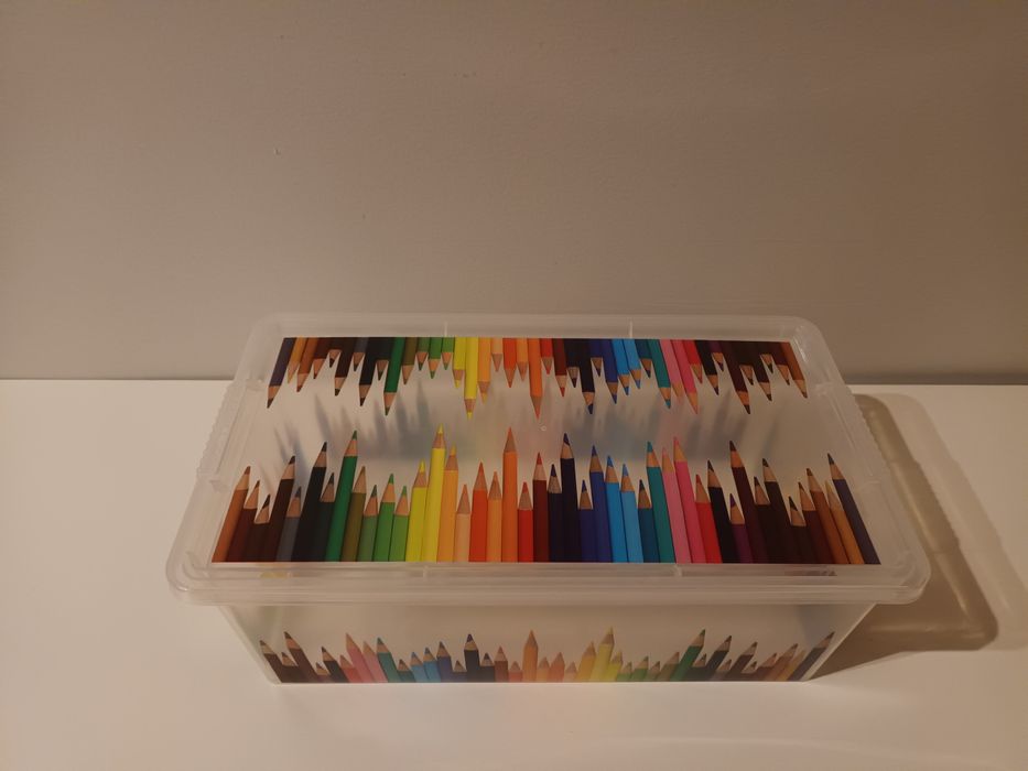 Caixas plásticas com lápis desenhados