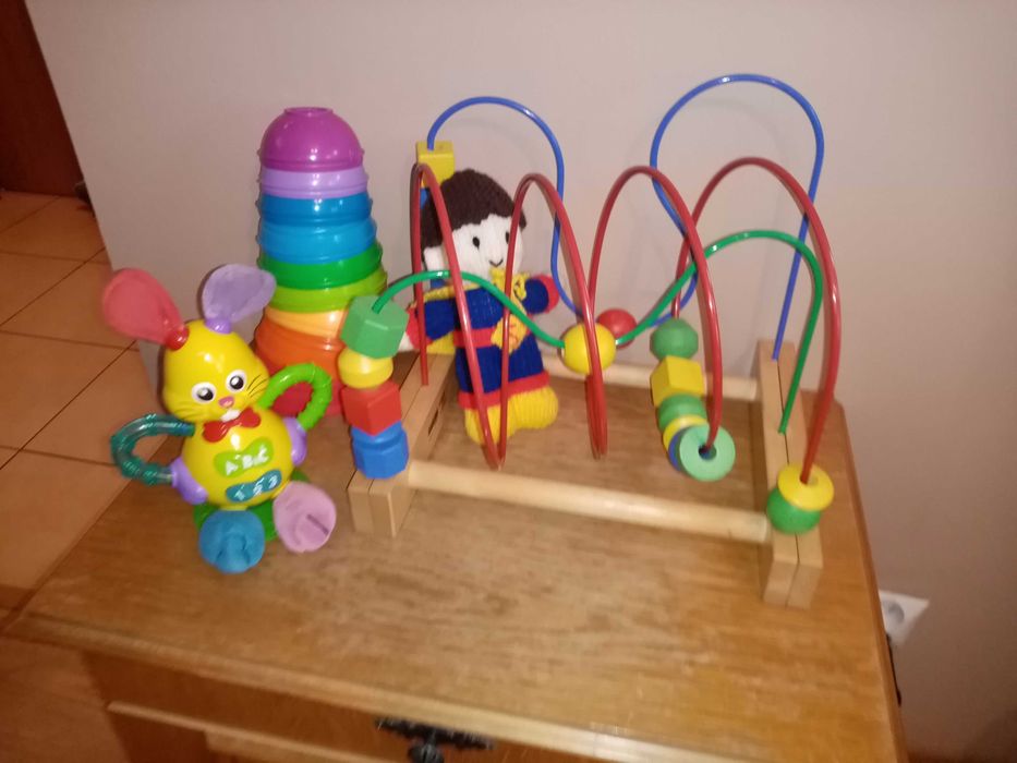 Krzesełko do karmienia i zabawki