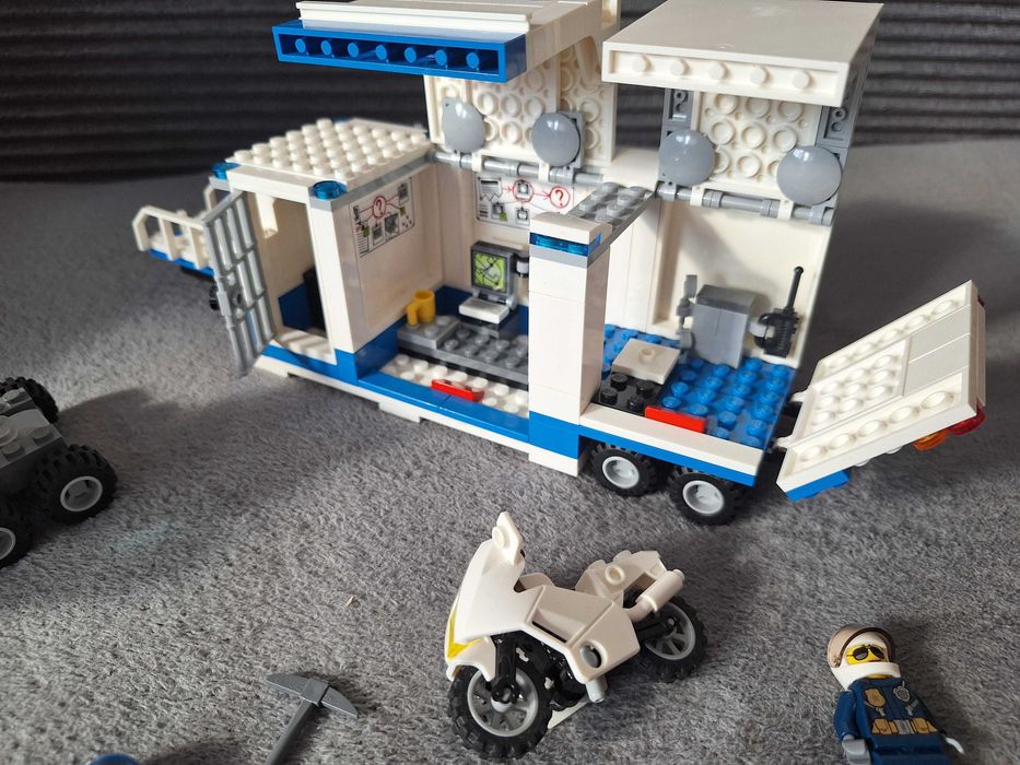 LEGO City Mobilne Centrum Dowodzenia, 60139