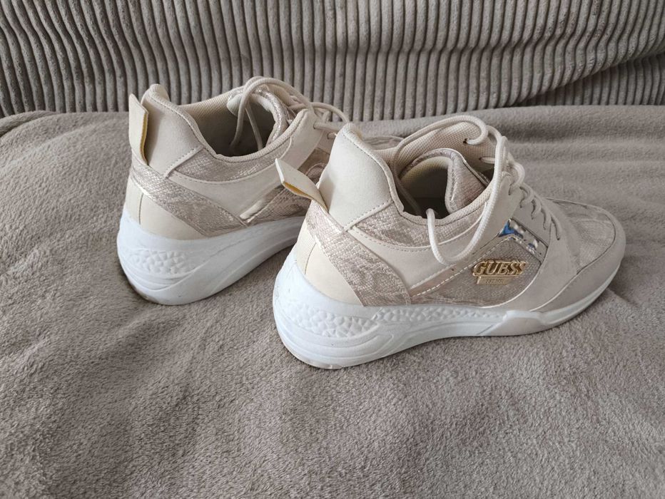 Sneakersy na koturnie jak Guess rozm.38