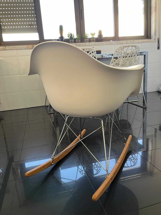 Cadeira de balanço Eames RAR branca