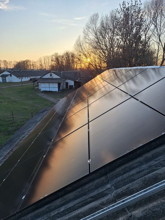 Монтаж гібридних інверторів сонячних панелей Deye, Axioma  СЕС