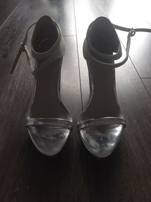 Sandały na słupku Zara