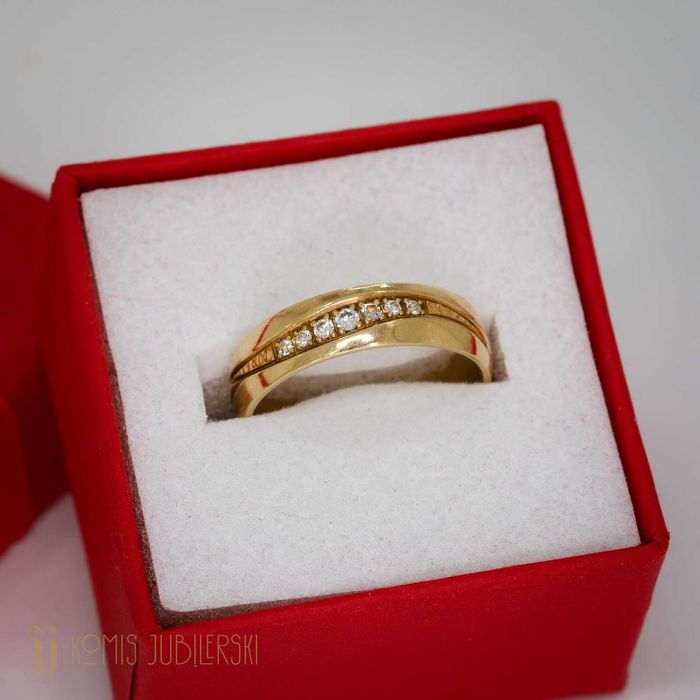 Złoty pierścionek z cyrkoniami.